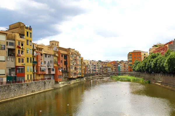 Onyar River in Girona, Spain, and colorful houses of the Old Tow — Stock Photo, Image