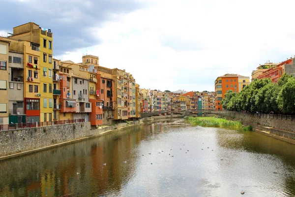 Onyar River in Girona, Spain, and colorful houses of the Old Tow — Stock Photo, Image