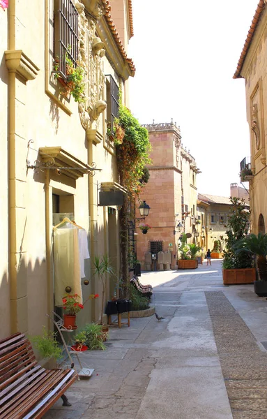 Tradicional calle española antigua con casas de ladrillo . — Foto de Stock