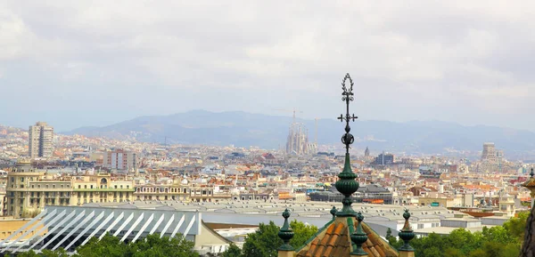 Flygfoto över Barcelona med Sagrada Familia — Stockfoto