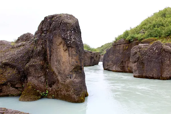 큰 암석을 따라 청록색 빙하 물. — 스톡 사진
