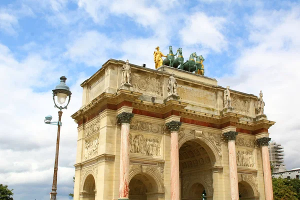 Arc de Triomphe du Carrousel en las afueras del Louvre en París, Francia . — Foto de Stock