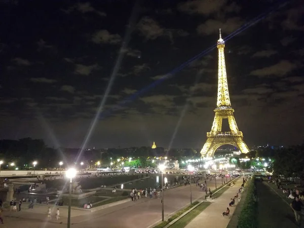 Paris, julho de 2017: Torre Eiffel no show de luzes noturnas. Paris — Fotografia de Stock