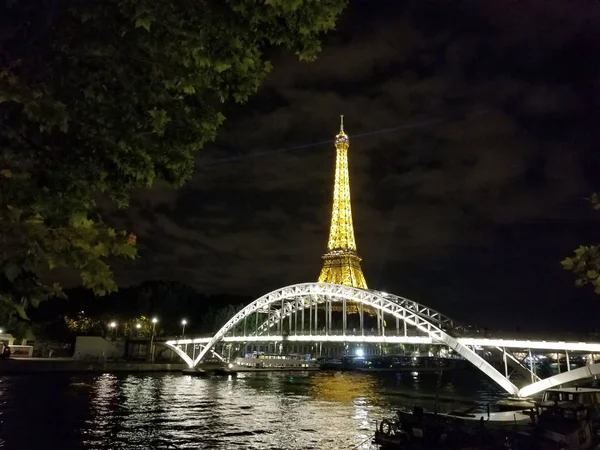 París, julio de 2017: Torre Eiffel en el espectáculo nocturno de luces. París. —  Fotos de Stock