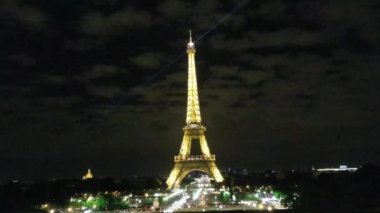 Paris, Fransa - Temmuz 2017: Eyfel Kulesi, gece, Paris, Fransa