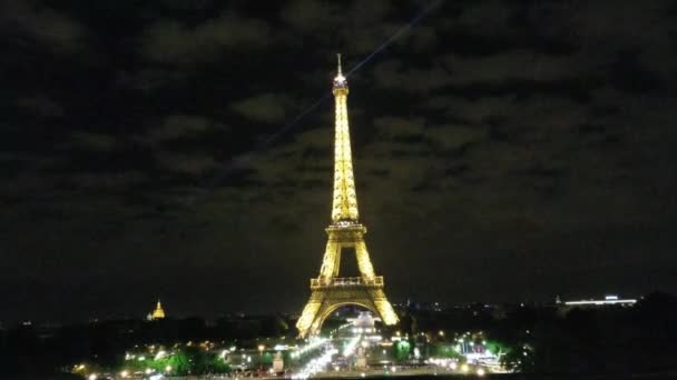 PARIS, FRANCE - July 2017: Eiffel tower at night, Paris, France — Stock Video