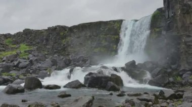 Oxararfoss şelale turist altın çember, İzlanda, Thingvellir Milli Parkı