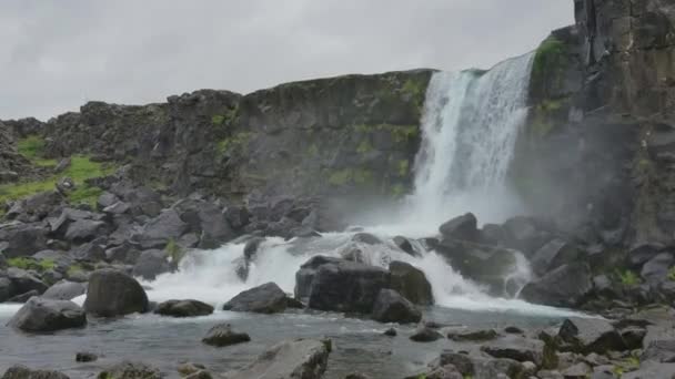 Oxararfoss καταρράκτη στο Thingvellir εθνικό πάρκο στον κύκλο τουρίστες Χρυσή, Ισλανδία — Αρχείο Βίντεο