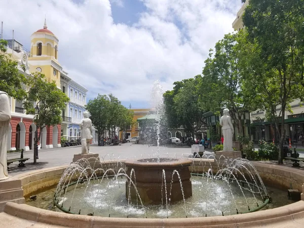 Fontana nel vecchio san juan, piazza. Porto Rico . — Foto Stock