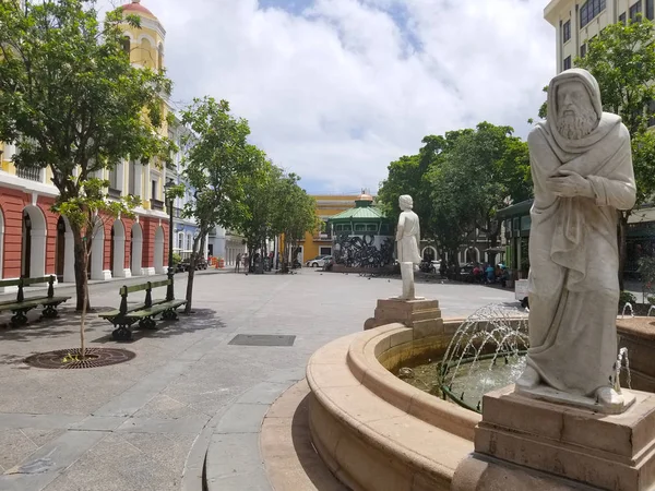 Фонтан в Старий Сан-Хуан, plaza. Пуерто-Рико. — стокове фото