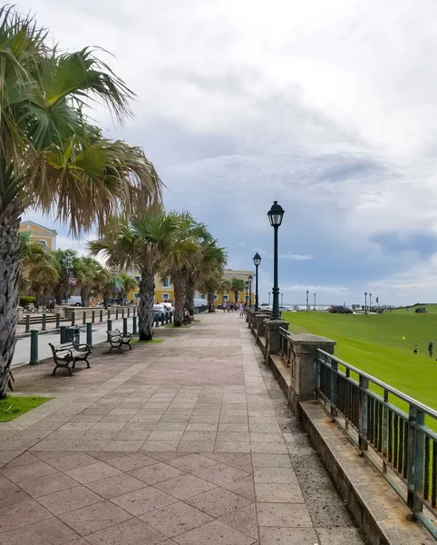 Caminhada para o castelo el Morro no velho San Juan, Porto Rico . — Fotografia de Stock