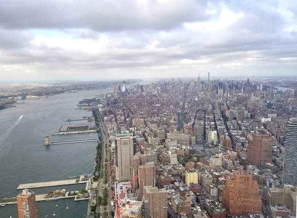 New York City. Piękny widok z Manhattan lotu ptaka. Słońce nad buil — Zdjęcie stockowe