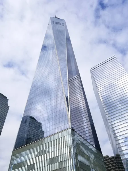 NY, New York, paź 2017: One World Trade Center drapacz chmur w niskich — Zdjęcie stockowe