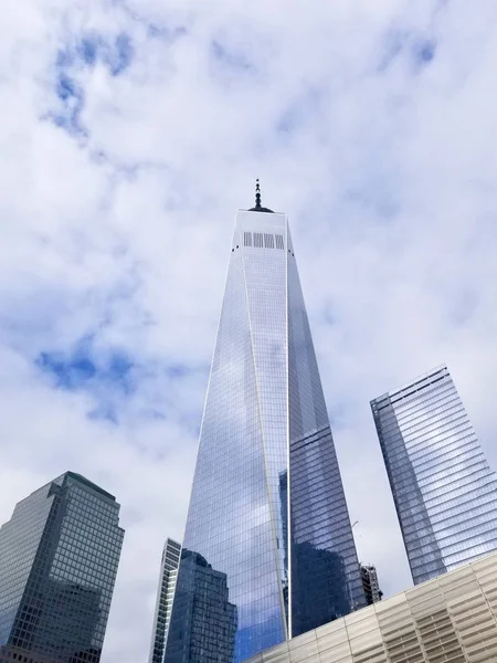 NY, New York, paź 2017: One World Trade Center drapacz chmur w niskich — Zdjęcie stockowe