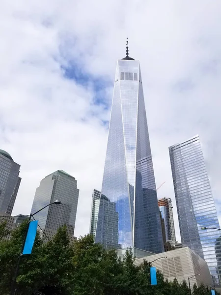 NY, New York, paź 2017: One World Trade Center drapacz chmur w niskich — Zdjęcie stockowe