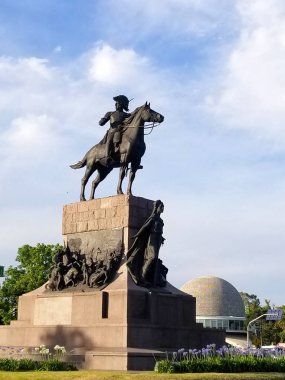 Bahar çiçekli jakaranda Buenos Aires, Argentina.monument.