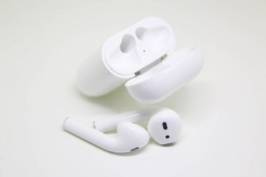 Miami, Amerika Birleşik Devletleri - 6 Şubat 2018: Airpods kulaklıklar