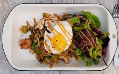 Perulu gıda. Kızarmış kalamar ile quinoa