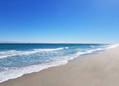 Dalga kum plajı üzerinde