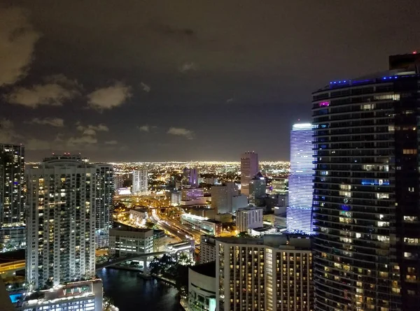 Miami brickell bay um Mitternacht. — Stockfoto