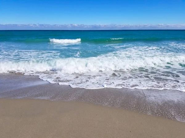 Onda na praia de areia — Fotografia de Stock