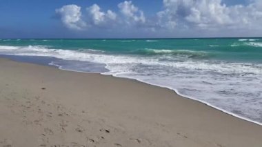 Dalgalar kumsalda açılış