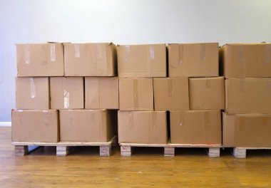 Interstate kutularında ambar. bir palet üzerinde