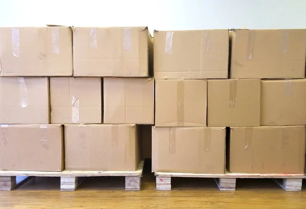 Catron boxes in warehouse. over a pallet — Stock Photo, Image