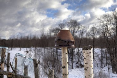 rustik bir çit asılı toprak kap