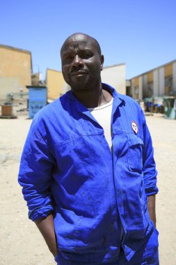 Onun iş giysisi içinde namı ile yakışıklı siyah Afrika adam portresi