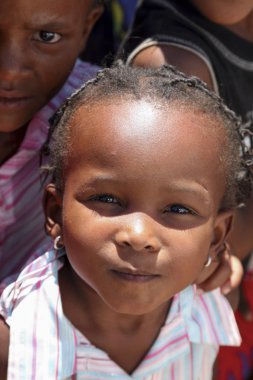 Portre sevimli siyah Afrika evlat gülümseyerek kameraya, Namibi