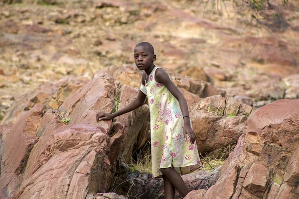 Il giovane Himba posa davanti alla telecamera a Epupa Falls a Nami — Foto Stock