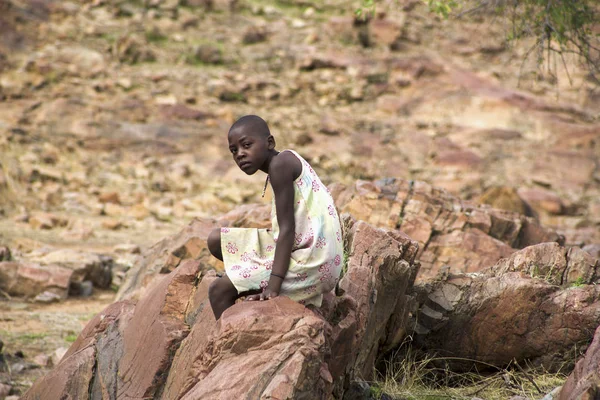 Il giovane Himba posa davanti alla telecamera a Epupa Falls a Nami — Foto Stock