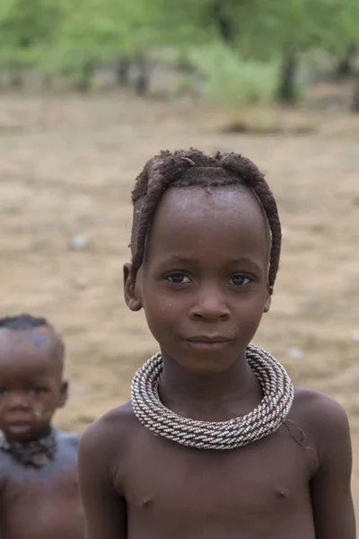 Porträt eines jungen Kindes vom Stamm der Himba, namibia — Stockfoto