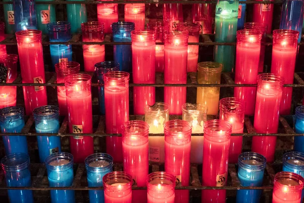 Velas de colores en el monasterio de Montserrat cerca de Barcelona en España —  Fotos de Stock