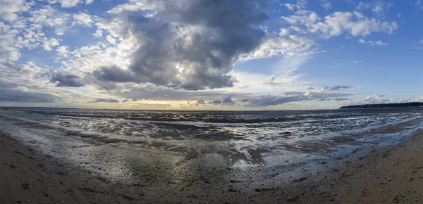 Wolken Spiegelungen im stillen Ozean vom Strand, Bucht von Sai — Stockfoto