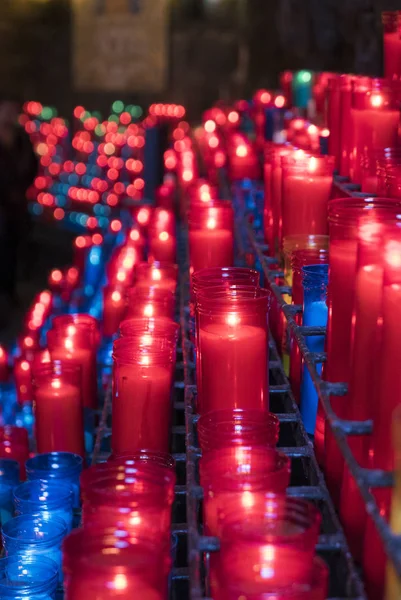 Velas de colores en el monasterio de Montserrat cerca de Barcelona en España —  Fotos de Stock