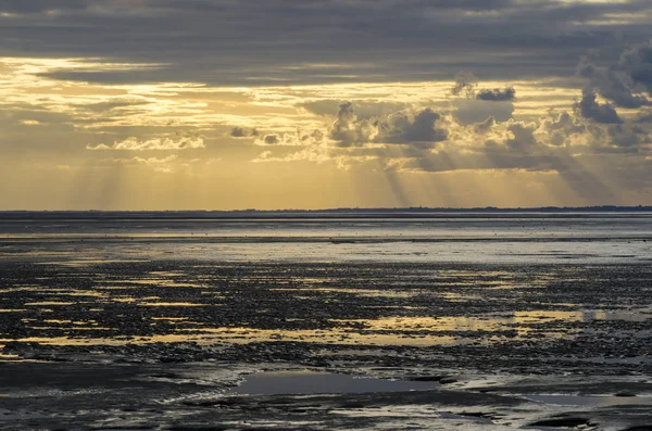 Luz del atardecer a través de las nubes de la playa, Bahía de Saint Mic —  Fotos de Stock