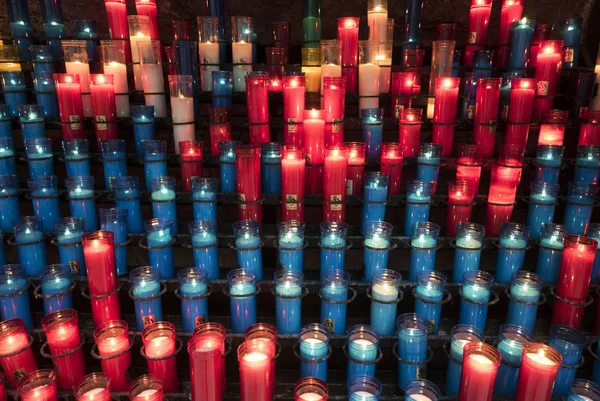 Velas de colores en el monasterio de Montserrat cerca de Barcelona en España —  Fotos de Stock