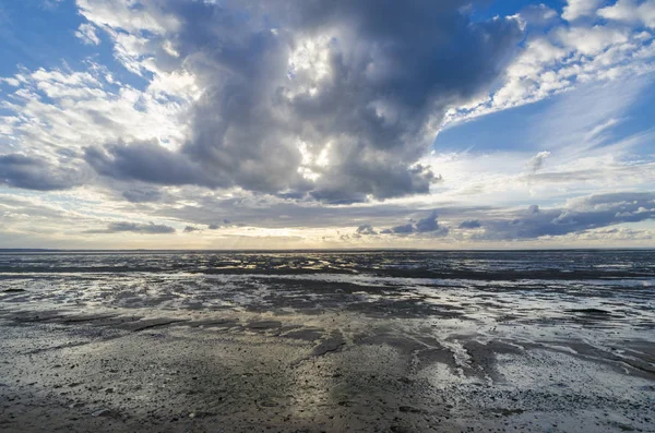 Nuvens reflexões no oceano parado da praia, Baía de Sai — Fotografia de Stock