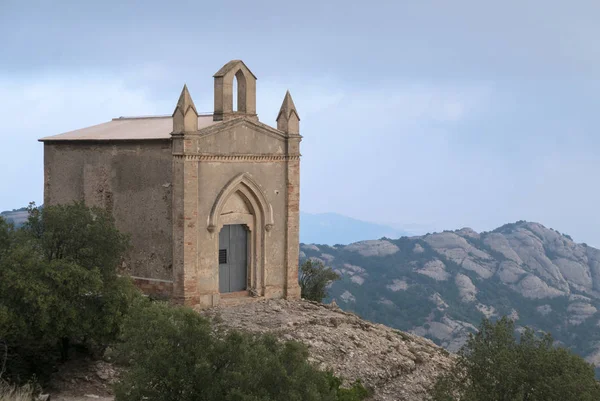 小教堂和寺院在加利福尼亚州附近一座山 — 图库照片