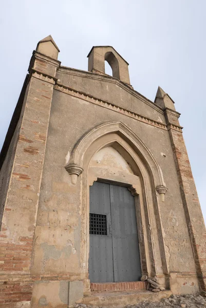 Litet kapell och berg nära klostret Montserrat i Ca — Stockfoto