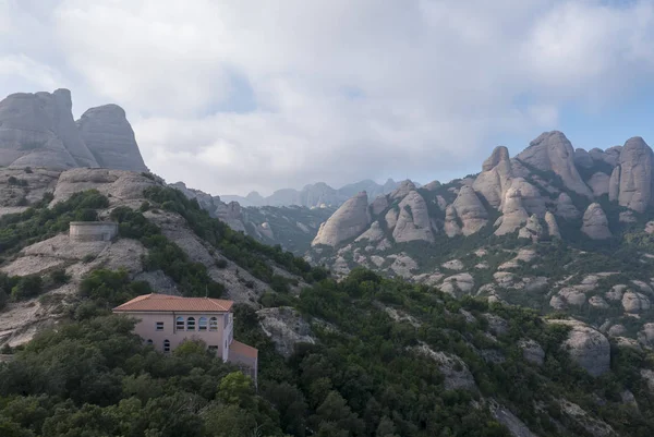 Magas hegy közelében Santa Maria de Montserrat-kolostor — Stock Fotó