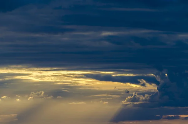 夕阳的光线透过云彩从海滩，圣 Mic 湾 — 图库照片