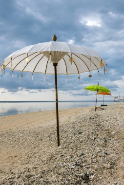 Balinese şemsiye Gili Air plaj renkli Traditionall