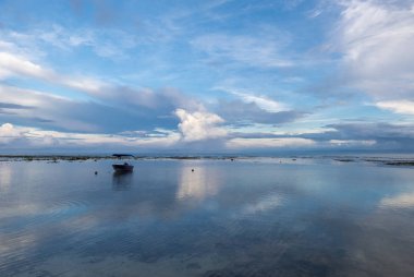 Bali Uluwatu plajda inanılmaz gündoğumu. Endonezya