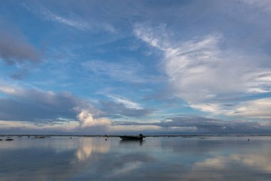Bali Uluwatu plajda inanılmaz gündoğumu. Endonezya