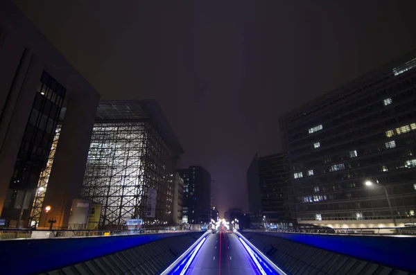 Túnel urbano y tráfico nocturno en Bruselas — Foto de Stock