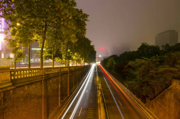 Tunnel urbano e traffico notturno a Bruxelles — Foto Stock
