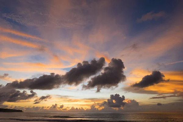 Traumhafter sonnenuntergang am uluwatu strand in bali. Indonesien — Stockfoto